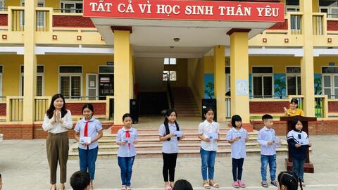 Trường Tiểu học An Viên tổ chức trao thưởng cho học sinh đạt giải trong Hội thi làm Báo tường và Hội thi Văn nghệ chào mừng 40 năm ngày Nhà giáo Việt Nam